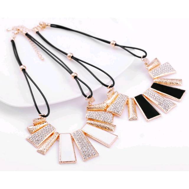 KALUNG WANITA GOTHIC DIAMANTE