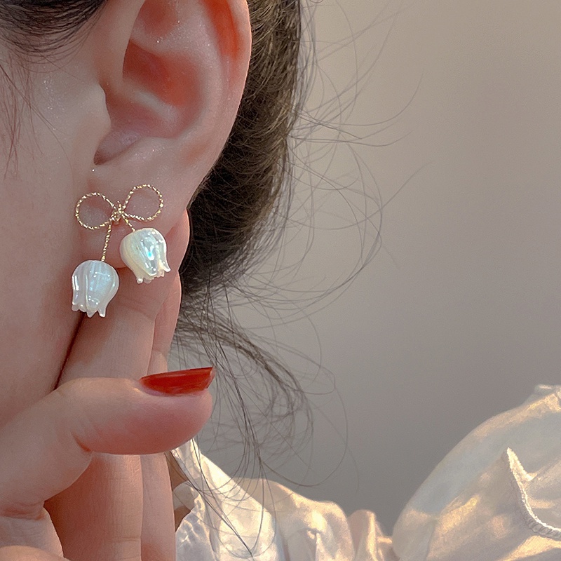 Anting Stud Bentuk Tulip Warna Putih Untuk Wanita