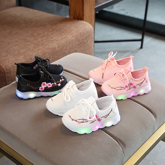 Sepatu Sneakers Anak Perempuan Model Bunga Bertali dan LED Menyala