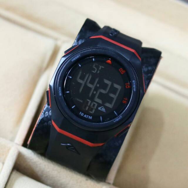 Jam tangan pria QU1KS1LV3R digital