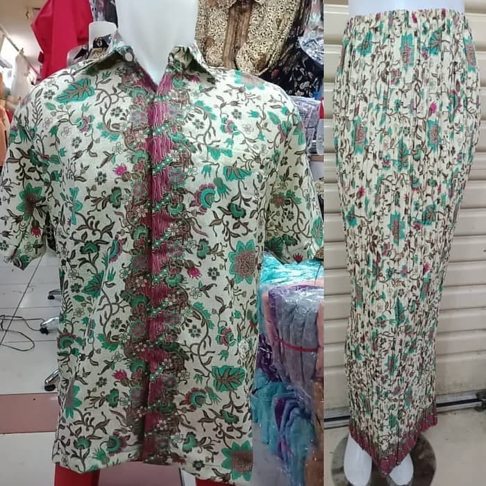 Couple batik lengan pendek dan rok plisket batik fashion terkini