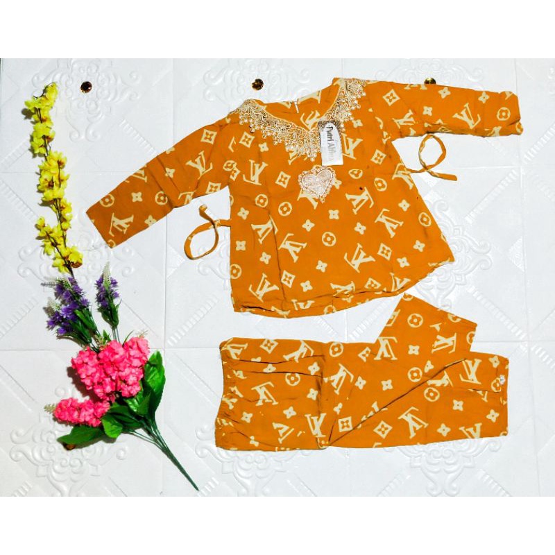 Setelan Celana Piyama Renda Motif LV Anak Usia 1 - 5 tahun One Set Lengan Panjang Tali Belakang Pakaian Piyama Anak