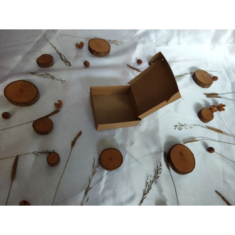 

Kotak kado/ gift box/packing souvenir 9,5X9,5X3 cm (C01)