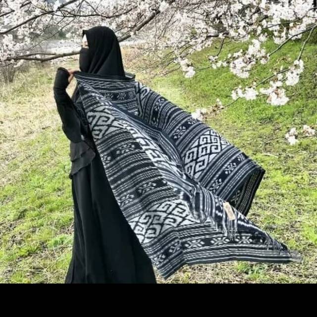 Kain tenun motif toraja black original free gelang tenun dua lilit