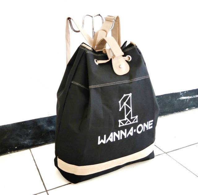 TAS KPOP WANNA ONE (2IN1) BAHAN DINIR