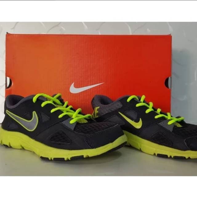 Sepatu Nike Training Kondisi Baru