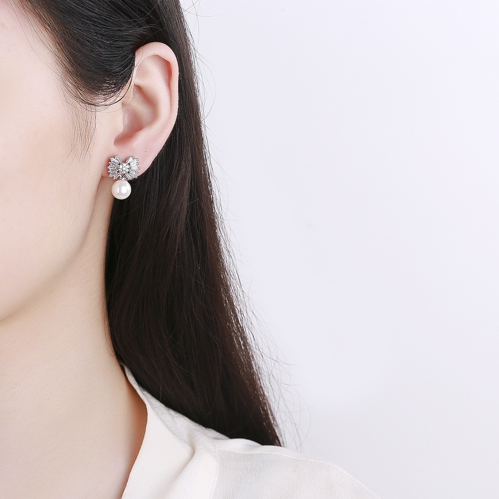 Anting Stud Bentuk Kupu-Kupu Aksen Mutiara Bahan Zirconium Untuk Wanita