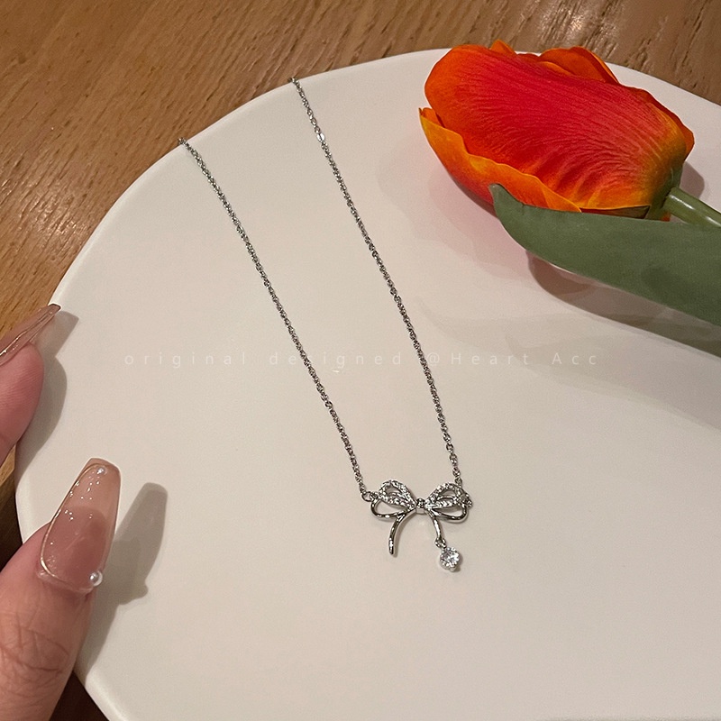 Kalung Rantai Dengan Liontin Pita Aksen Batu Zircon Simpel Untuk Wanita