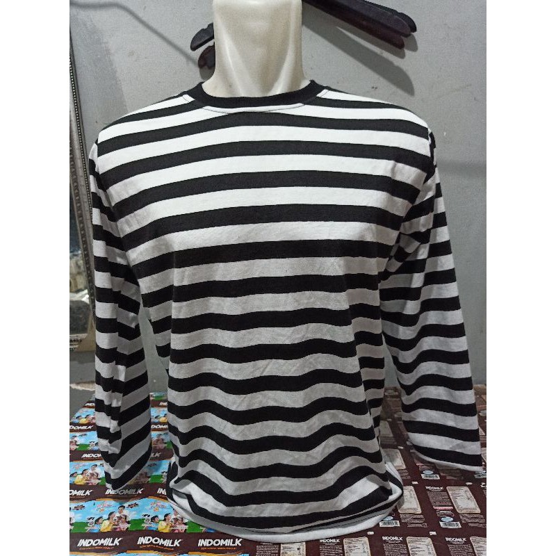 Kaos stripe hitam putih besar lengan panjang