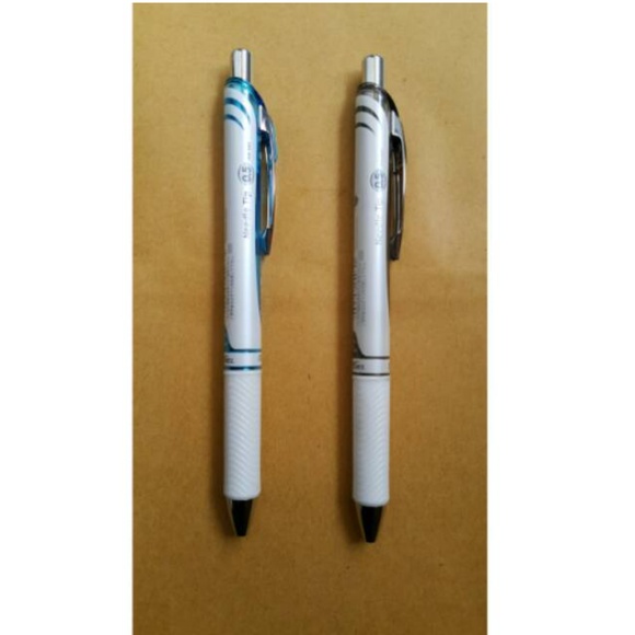 

Energel Pen ' PENTEL' BLN 75 ( ada 2 pilihan warna, 0.5 mm ) stock tersedia warna biru