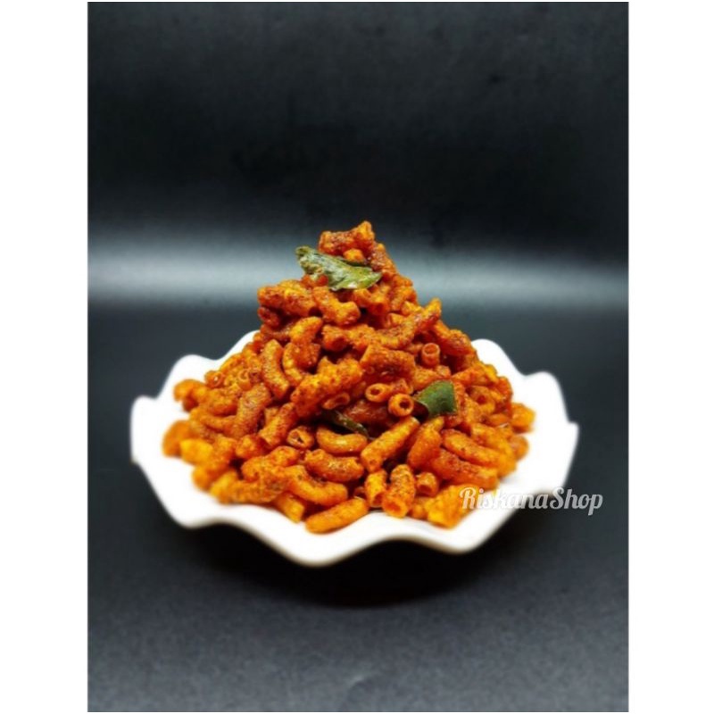 

Makroni rasa PEDAS daun jeruk gurih renyah dan nikmat kemasan pouch 70gr.