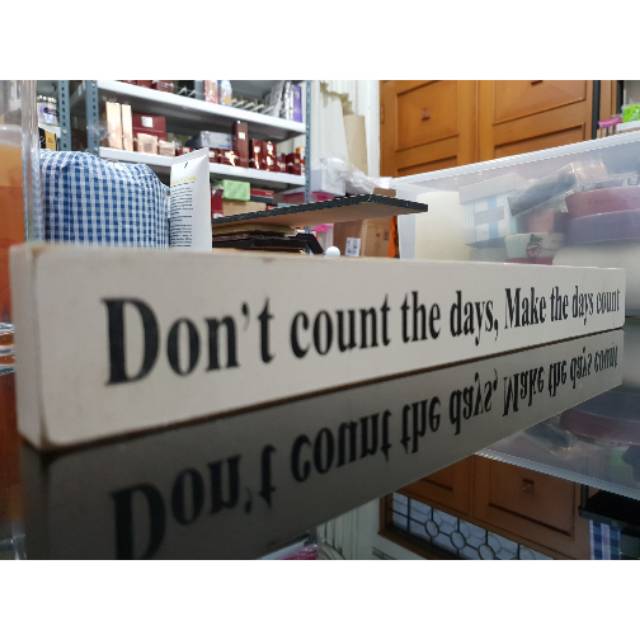 DON'T COUNT THE DAYS, MAKE THE DAYS COUNT DISPLAY