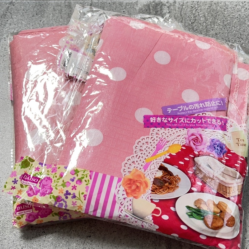 daiso taplak meja table cloth cover dekorasi pesta polkadot motif pink dekor ulang tahun hiasan meja
