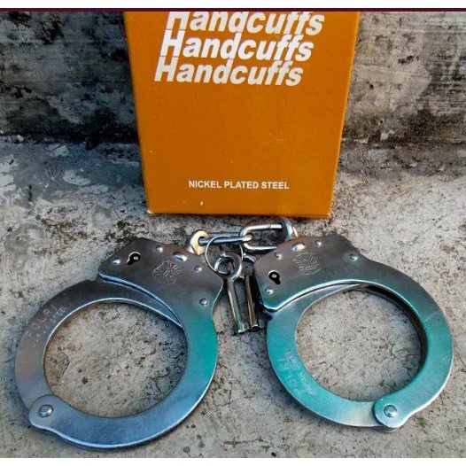 Borgol tangan / Handcuffs / alat keamanan / security tools / alat pertahanan diri / anti maling