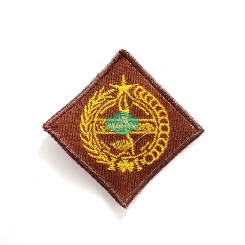 

Bed Kerah Pramuka Putra Coklat Kotak Bordir (Bet Badge Logo Kitri) 4,5x4,5cm - 1 Buah