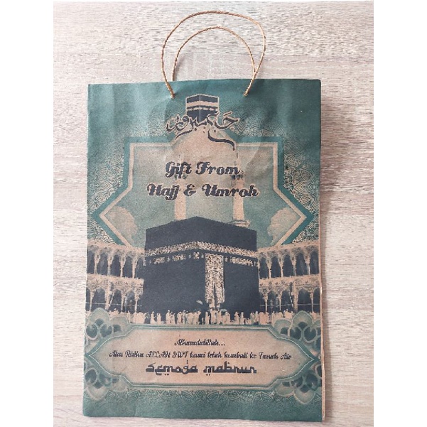 

PAPER BAG TAS KERTAS BESAR OLEH OLEH HAJI UMROH TAS SOUVENIR 32CM X 22CM TAS GROSIR KERTAS DAUR ULANG MURAH TERBARU TAS PARCEL BINGKISAN