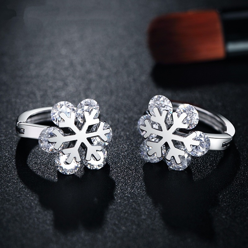 Anting Zircon Desain Snowflake Bahan Stainless Steel Untuk Musim Dingin