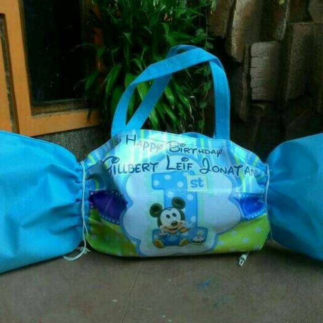 

Tas souvenir model permen dari banner
