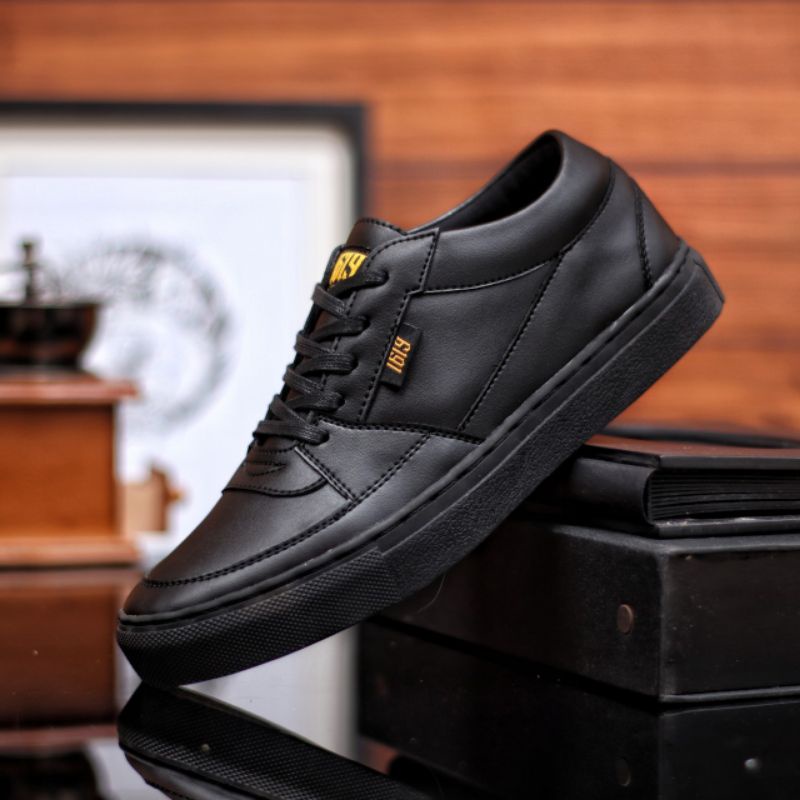 Xshoesbdg.id x Robert Sepatu Sneakers Pria Semi Formal Casual Pria Hitam Santai Kerja Kuliah