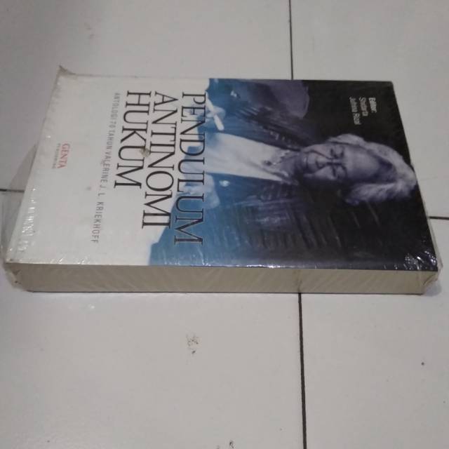 Pendulum Antinomi Hukum - Shidarta