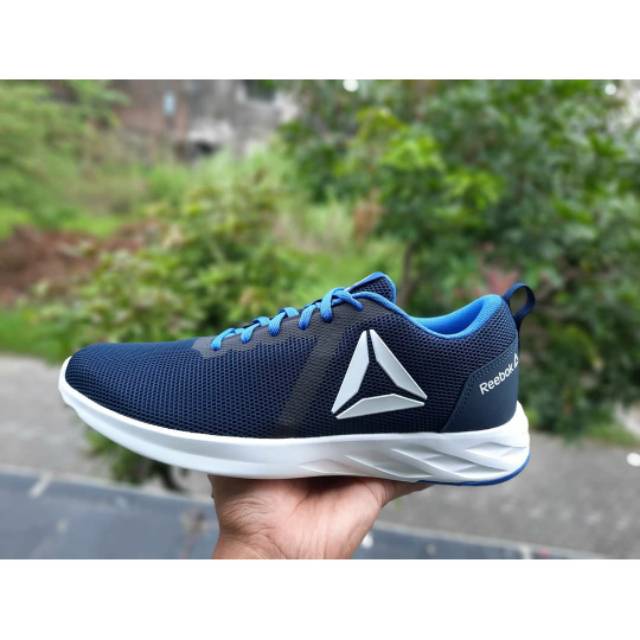 Sepatu olahraga reebok