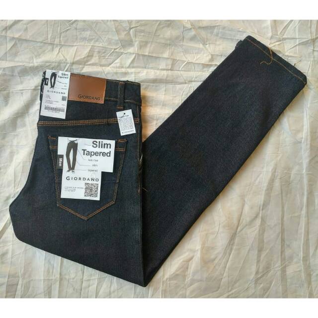 

garmen hitam pensil strit