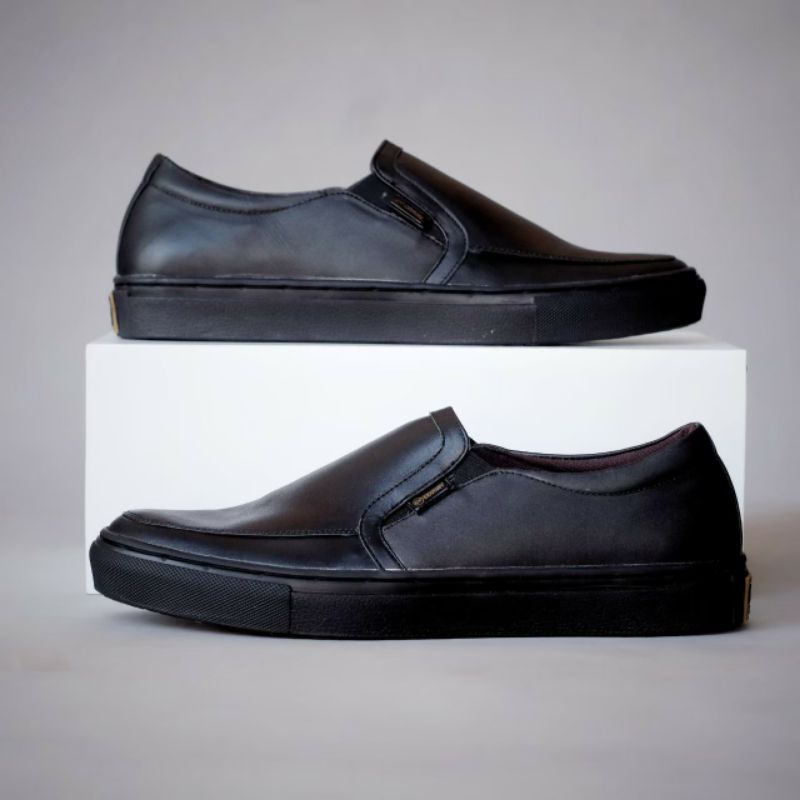Sepatu Pria Putih Polos Kulit Asli Slip On Kasual Santai Sneakers Tanpa Tali Trendi