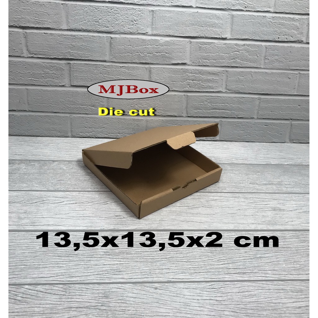

Kardus Uk. 13,5x13,5x2 cm.....Die Cut