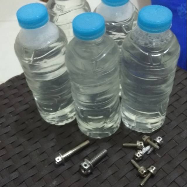 Cairan jahat pembersih karat kaca mobil