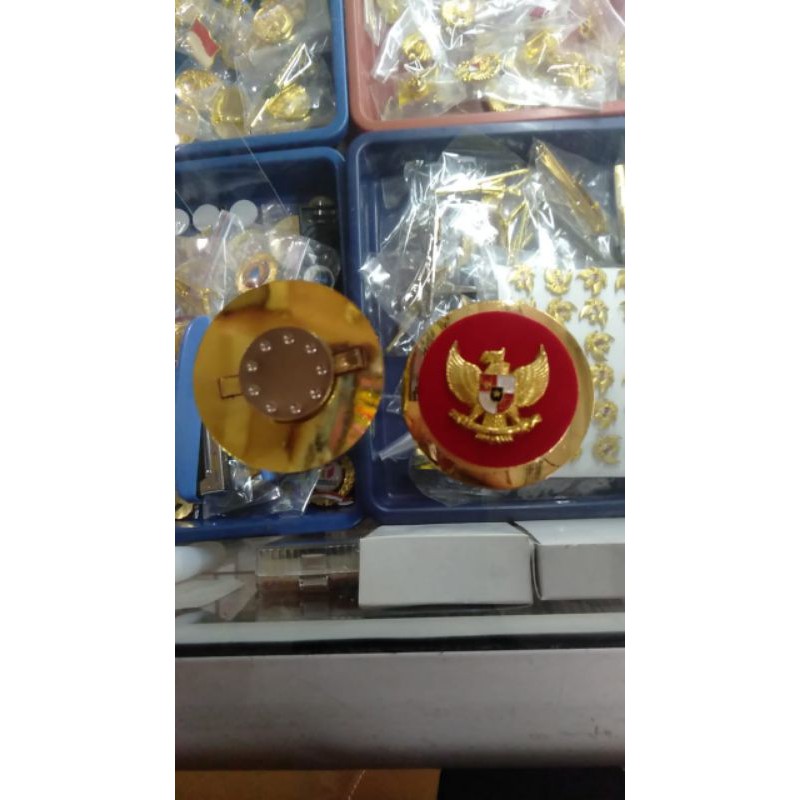 pin garuda kuningan