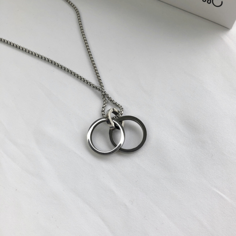 Kalung Rantai Dengan Liontin Dua Cincin Bahan Titanium Steel