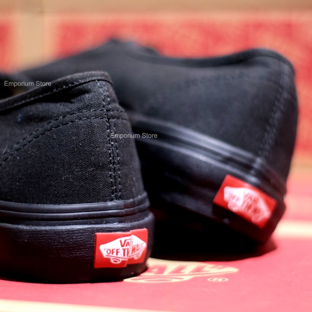 Sepatu Authentic Classic Black White