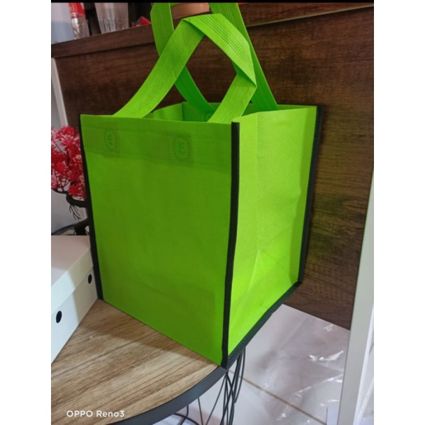 

Goodie bag Box Premium box 18x18 Tinggi 30cm - Goodie bag Besek.