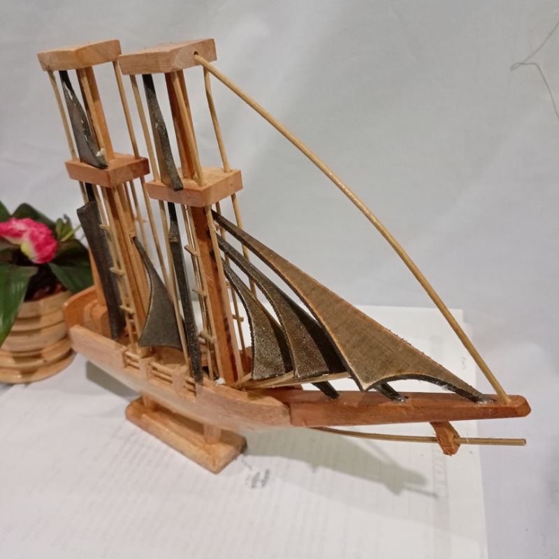 Miniatur Kapal Pinisi Dewaruci Bahan Kayu Mahoni Ukuran Kecil Panjang 25 cm (Packing Buble Wrap)