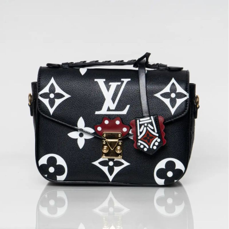 

Kode: ELJ 5218IDR : 180 rb Bahan : Kulit PU ukuran: 18 x 23 x 6 cm Warna :Black,White