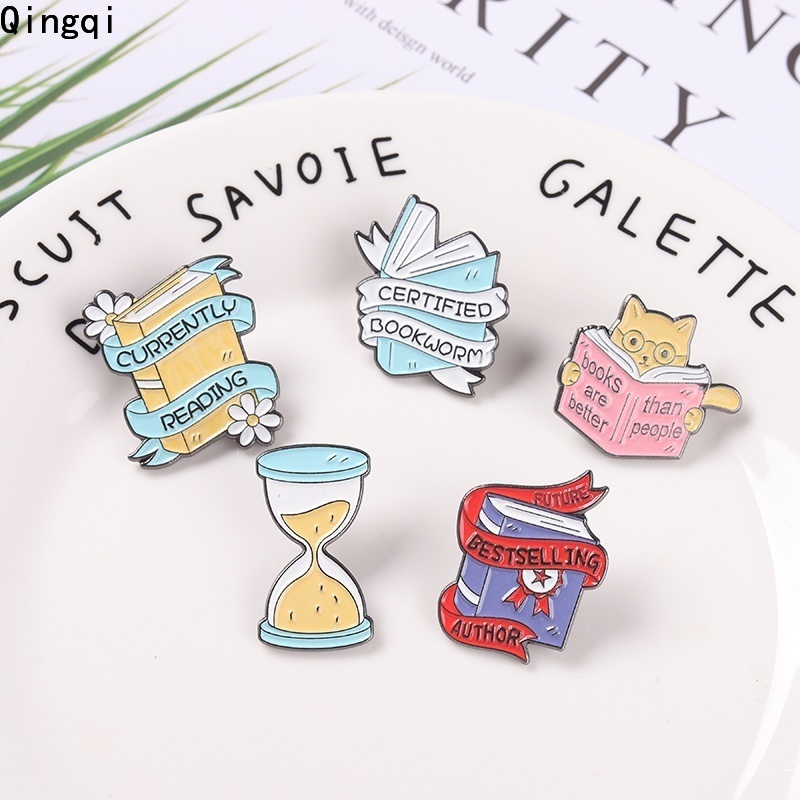 Bros Pin Enamel Desain Buku / Jam Pasir / Quote / Spanduk Kreatif Aksesoris Wanita