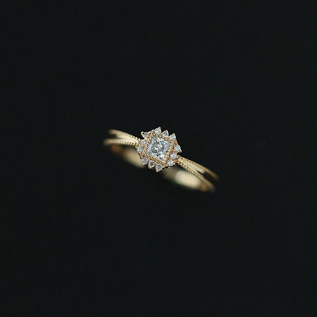 Cincin Pernikahan Bahan Titanium Steel Warna Gold Hias Kristalberlian Gaya Mewah Untuk Wanita