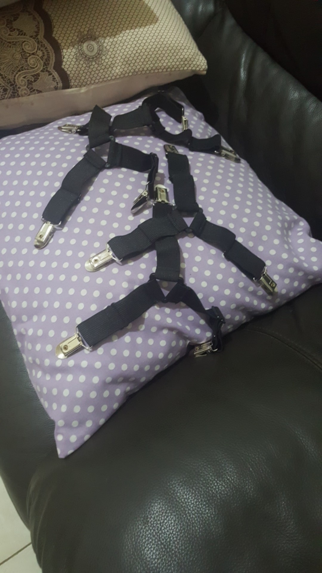 4 Pcs Penjepit Pengencang Merapikan Sprei Tali Segitiga Sheet Grips – Hitam