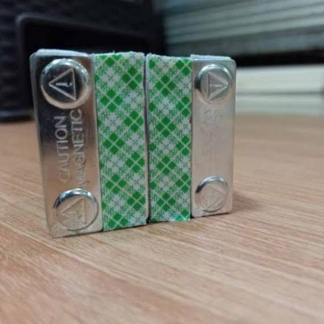 

Magnet papan nama