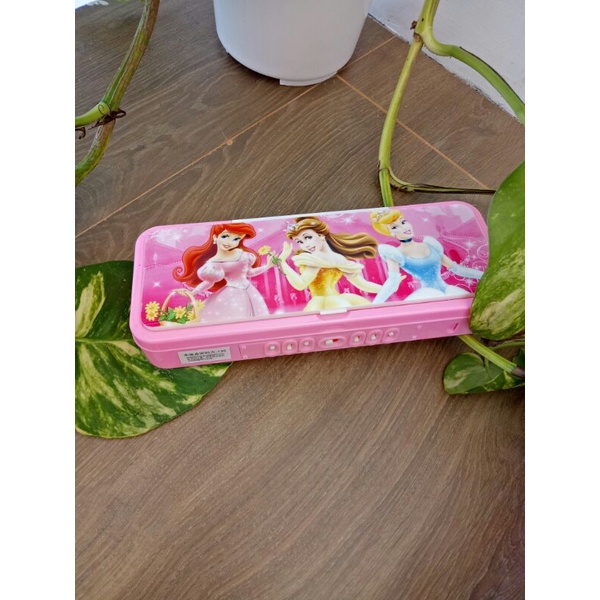 

Tempat Pensil Susun Dengan Kode Password