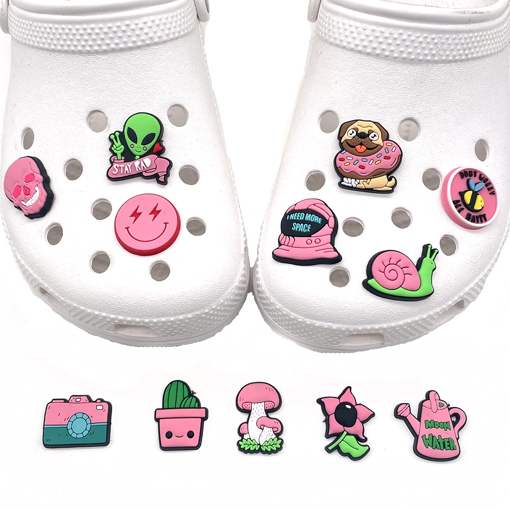 Jibbitz kartun shoe charms Crocs Pin Gesper Sepatu Sandal Motif Kartun smiley face / Tengkorak / alien DIY imut Bahan decorate Lubang Sepatu accessories