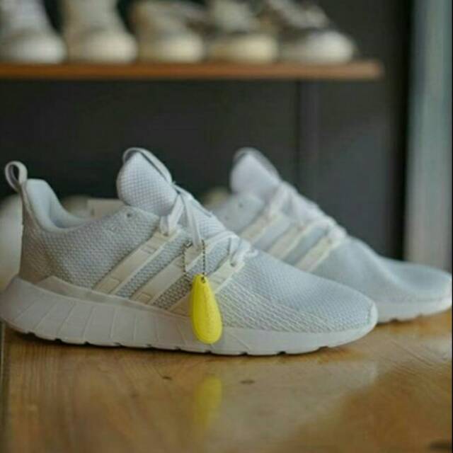 NEW...    Adidas Questar Flow ORIGINAL