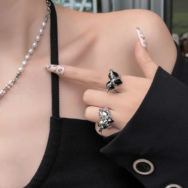 Cincin Model Terbuka Adjustable Desain Hati Gaya Punk Gothic Untuk Wanita