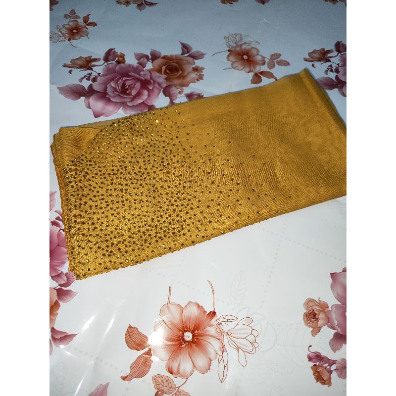 Preloved Hijab Segi Empat Dengan Detail Swarovski Di bagian kepala Warna kuning kunyit