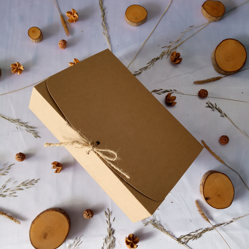 

KARDUS HAMPERS BOX KADO PERSEGI BAHAN BROWN KRAFT 280 GR SIZE 17X11,5X5CM PLUS TALI
