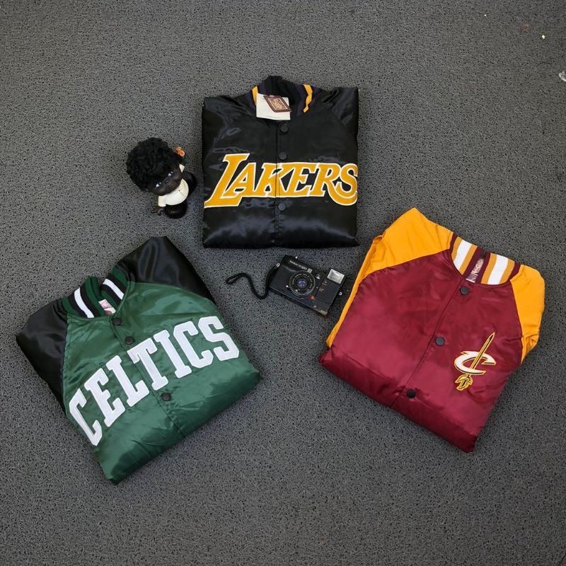 BOMBER VARSITY MITCHELL&amp;NESS CELTICS LAKERS CLEVELAND HITAM AUTHENTIC PREMIUM