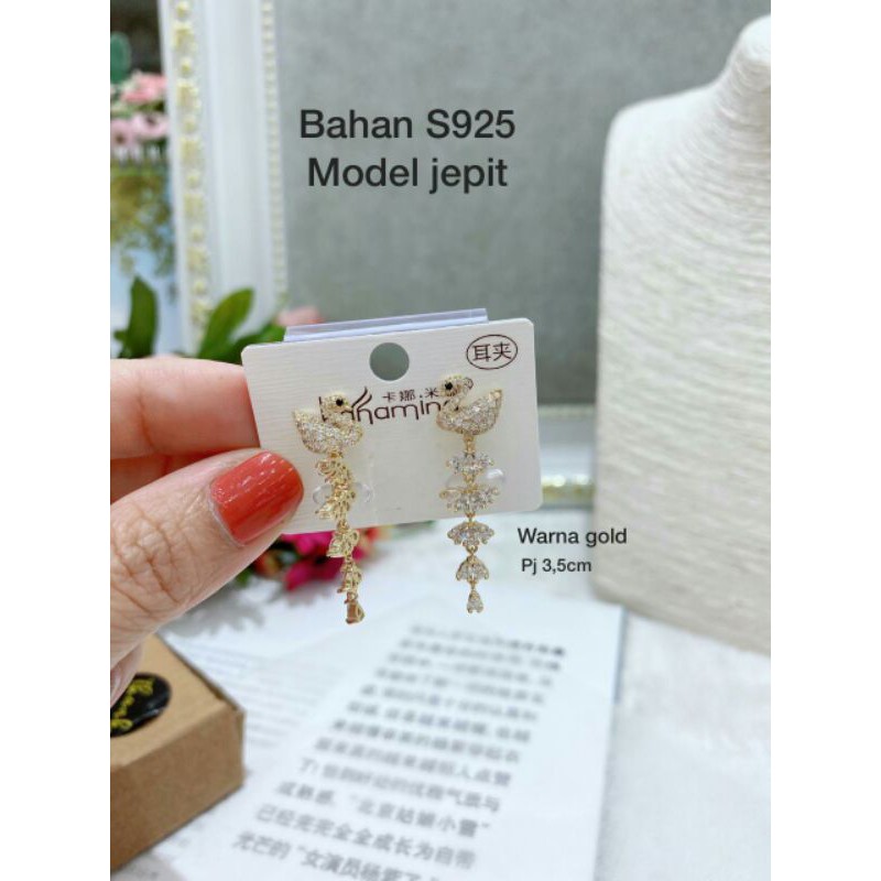 anting jepit panjang motif angsa gold diamond look VL12112085