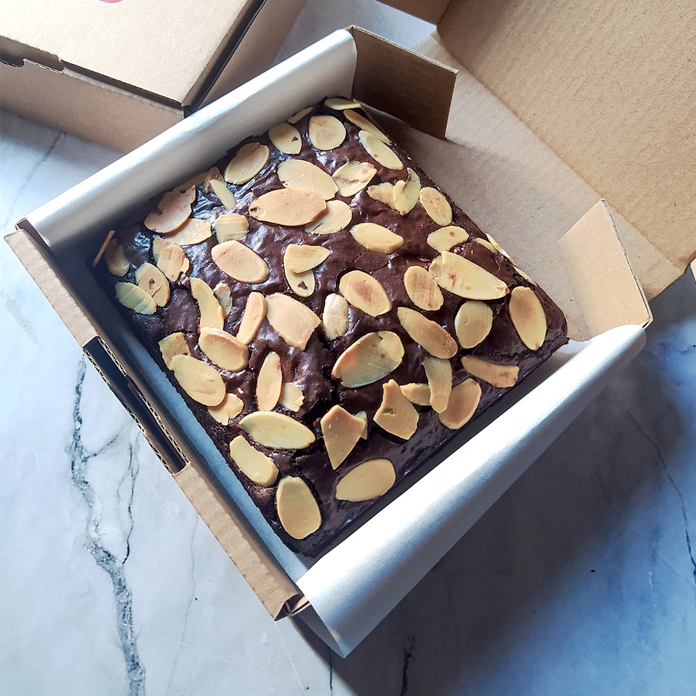 

Brownies Panggang Fudgy Almond Slice Small Size 11x11cm