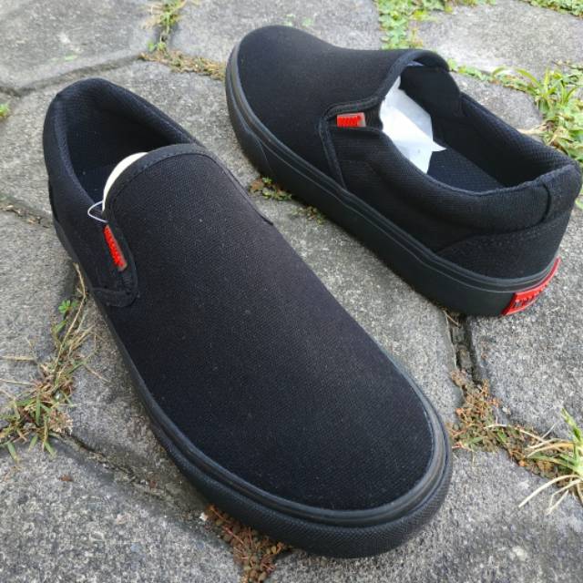 WARRIOR SLIP ON ARTHUR ALL FULL BLACK MONOBLACK HITAM
