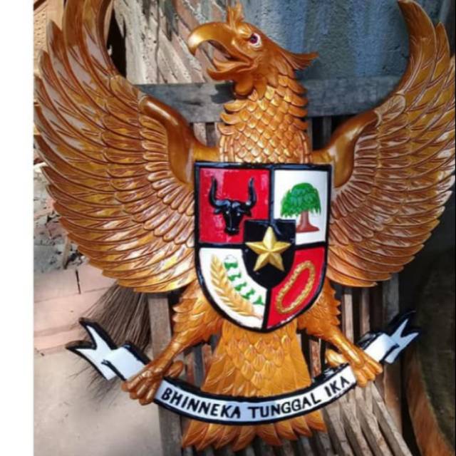 Lambang garuda kayu jati